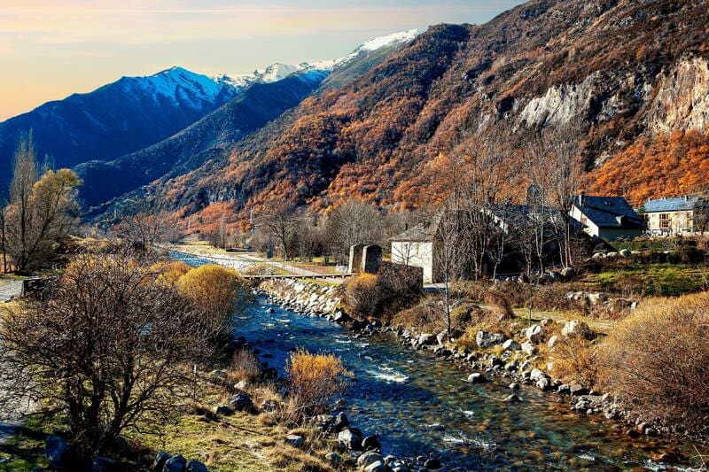 Este diminuto pueblo del Pirineo catalán conserva una iglesia románica Patrimonio de la Humanidad y los más bellos paisajes de alta montaña. (foto: Pexels).