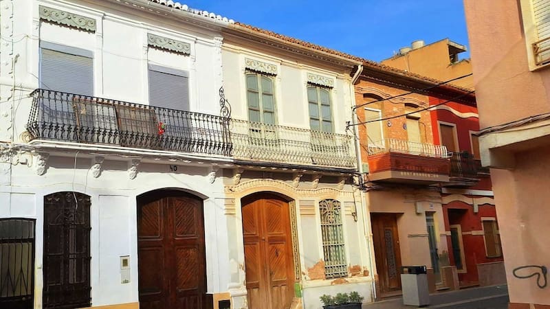 La aldea más diminuta del país: cuenta con apenas seis calles y atrae a los turistas por sus fachadas de viviendas tradicionales.