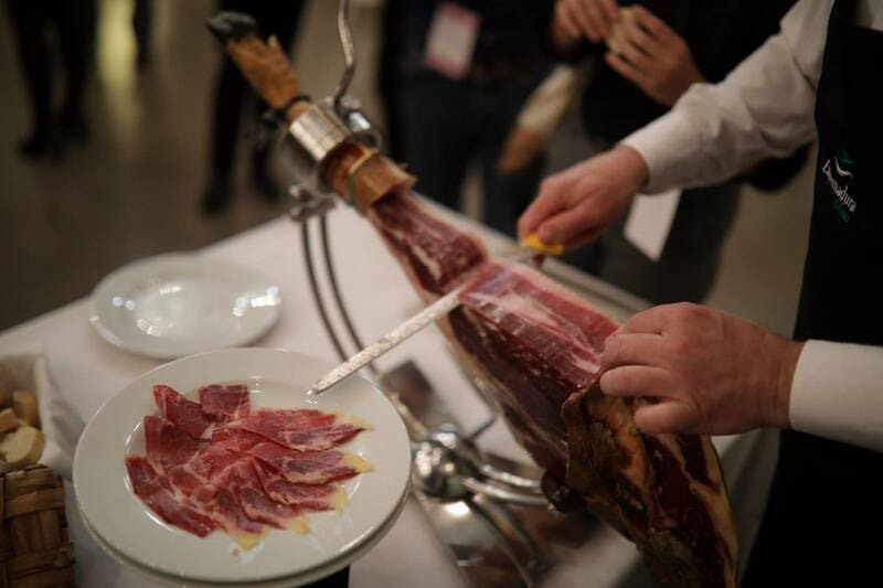 El más destacado pueblo del país para degustar jamón ibérico: cuenta con más de 150 empresas jamoneras y algunas ofrecen degustaciones (foto: Pexels).