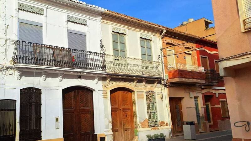 El pueblo más pequeño del país: cuenta con apenas seis calles y atrae a los turistas por sus fachadas de viviendas tradicionales (foto: archivo).