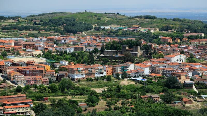 Escapadas: el pueblo de Extremadura que está rodeado de castillos y paisajes espectaculares. (foto: Pexels).