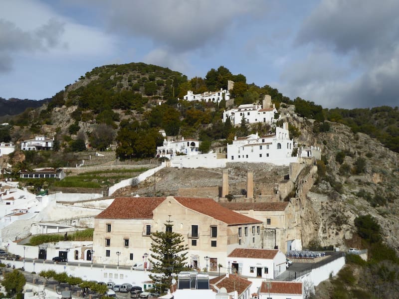 La llaman “el pueblo blanco”: este lugar resalta por sus calles adoquinadas y un asombroso entorno natural (foto: Pexels).