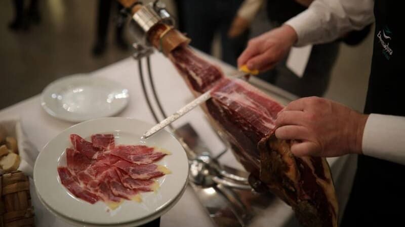 Este es el óptimo pueblo del país para saborear jamón ibérico: cuenta con más de 150 empresas jamoneras y algunas ofrecen degustaciones (foto: Pexels).