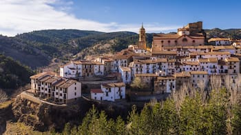 El pequeño pueblo de Teruel que debe visitar al menos una vez en la vida con un castillo medieval y paisajes de ensueño
