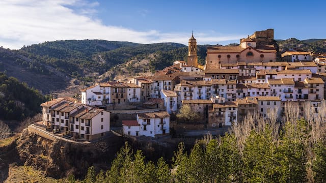 El pequeño pueblo de Teruel que debe visitar al menos una vez en la vida con un castillo medieval y paisajes de ensueño