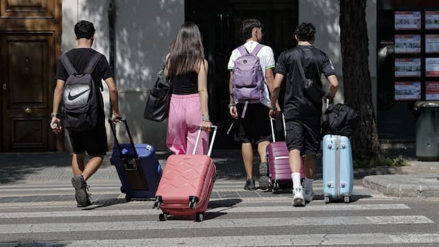 Viviendas turísticas bajo la lupa: 8 de cada 10 españoles creen que encarece el alquiler