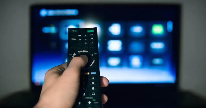 El televisor es el equipo más vulnerable y el primero que debe salir de la toma si quieres evitar pérdidas costosas. Imagen: archivo.