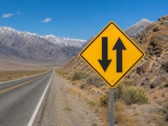 Qué significa la señal con las flechas opuestas sobre un fondo amarillo y por qué es fundamental saber cómo actuar