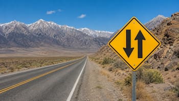 Qué significa la señal con las flechas opuestas sobre un fondo amarillo y por qué es fundamental saber cómo actuar