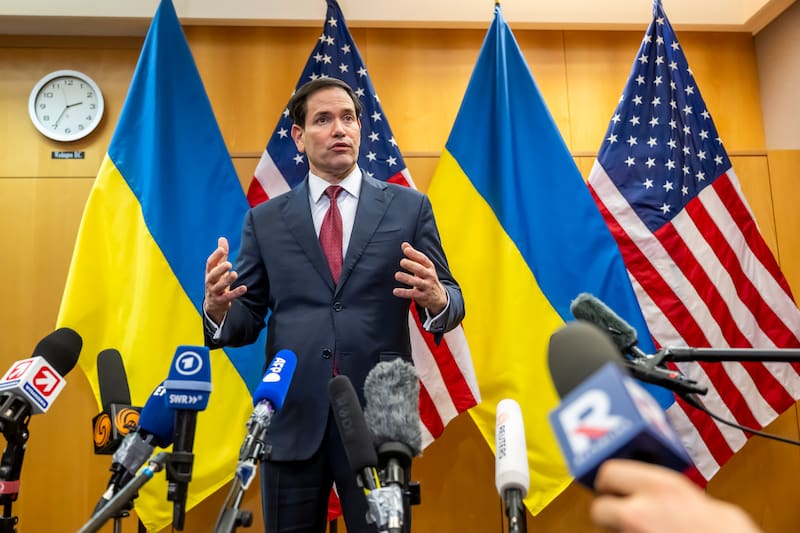 El secretario de Estado de EE.UU., Marco Rubio, habla con la prensa al término de las consultas con Ucrania sobre el plan de paz de Trump en la Misión de Estados Unidos en Ginebra, Suiza, el 23 de noviembre de 2025. Foto: EFE.