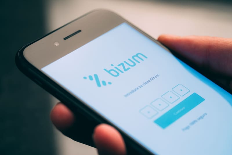 Casi 20 millones de personas pueden pagar presencialmente con Bizum a través de la app de la entidad bancaria o de Bizum Pay. (Fuente: shutterstock).
