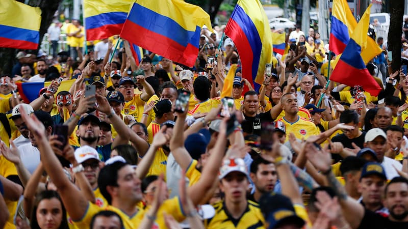AME3103. CALI (COLOMBIA), 21/06/2026.- Simpatizantes del candidato a la presidencia de Colombia Abelardo de la Espriella celebran este domingo, en Cali (Colombia). EFE/ Ernesto Guzmán