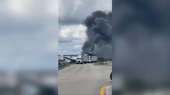 Un avión de carga de Amazon se salió de la pista en el aeropuerto de Miami y terminó cruzando una avenida: hay heridos