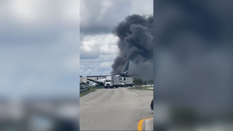 Captura de video tomada de rastreo de redes del accidente de un avión de carga con el logotipo de Amazon que se estrelló al salirse de la pista después de aterrizar este domingo, en el Aeropuerto Internacional de Miami (EE.UU.) (EFE).