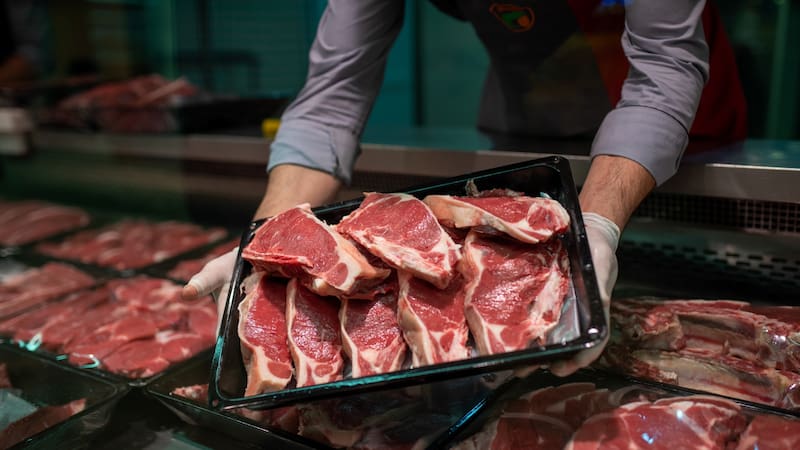 Un carnicero mantiene precios de 2024: cuánto cuesta el kilo de cuadril y cuál es su estrategia. (Foto: Shutterstock)