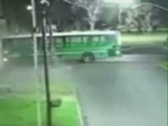 Un colectivero venía a alta velocidad y se incrustó en una casa en Temperley: el chofer murió