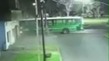 Un colectivero venía a alta velocidad y se incrustó en una casa en Temperley: el chofer murió