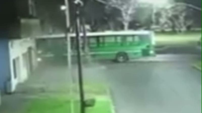 Un colectivero venía a alta velocidad y se incrustó en una casa en Temperley