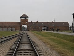 Un colombiano expulsado de Polonia por realizar un saludo nazi en Auschwitz: no podrá viajar a Europa por 5 años