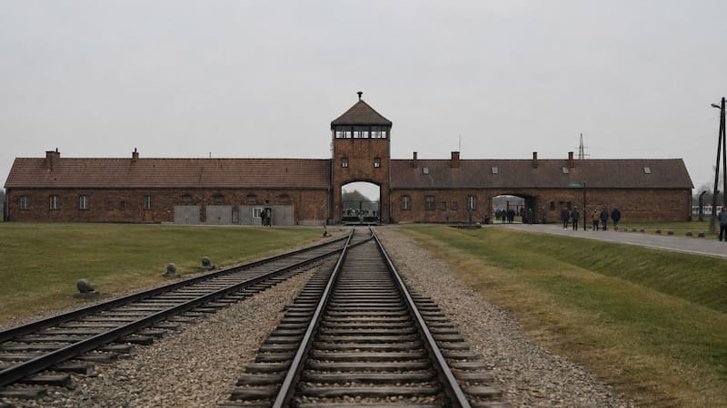 Un colombiano expulsado de Polonia por realizar un saludo nazi en Auschwitz: no podrá viajar a Europa por 5 años