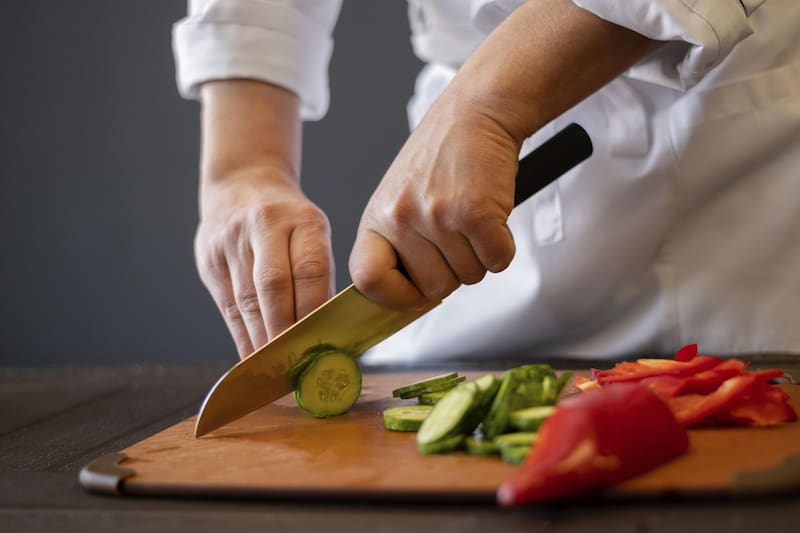 It is important to alternate sides to keep an even edge and not apply too much force, since the aluminum can wear down and release particles that must be cleaned off before using the knife on food. Fuente: Freepik.