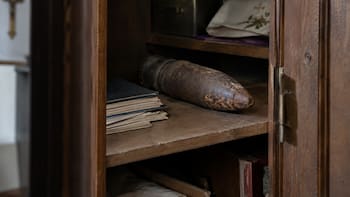 Hallazgo del siglo: un cura encontró un obús de la Primera Guerra Mundial mientras ordenaba su casa parroquial en París