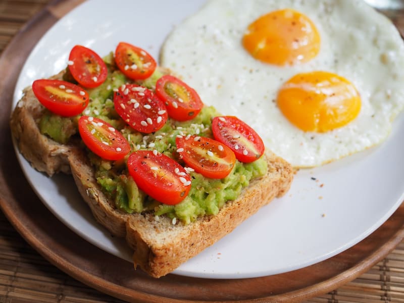 “Un desayuno salado, con proteínas y grasas, tiende a estabilizar la glucosa y ofrecer energía sostenida”