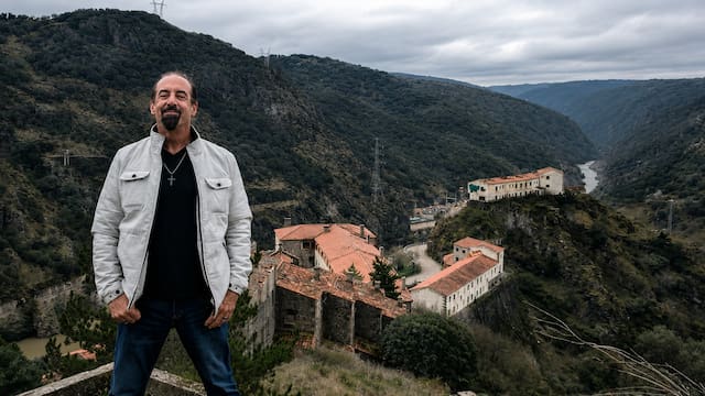 Un estadounidense compró un pueblo perdido en España. Invirtió 310.000 euros y busca convertirlo en un destino turístico soñado