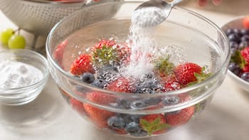 Lavar las frutas con bicarbonato apenas las compras: para qué sirve y por qué recomiendan hacerlo