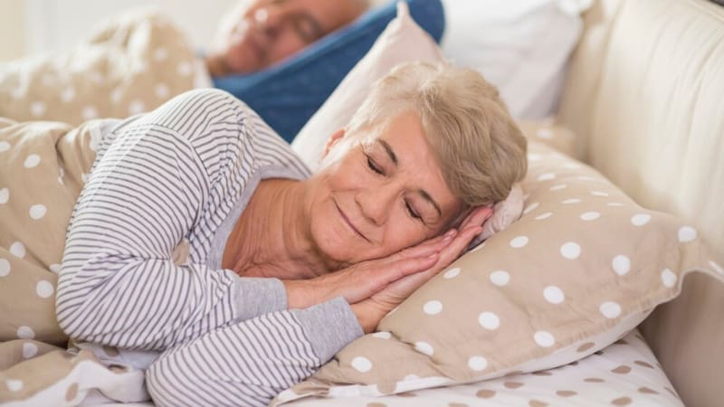 Un estudio publicado en The Journals of Gerontology: Series A, encontró una asociación entre las siestas frecuentes y un mayor riesgo de desarrollar demencia en adultos mayores. (Foto: Freepik.es)