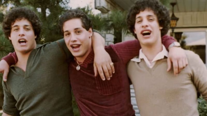 La historia detrás de los hermanos trillizos.