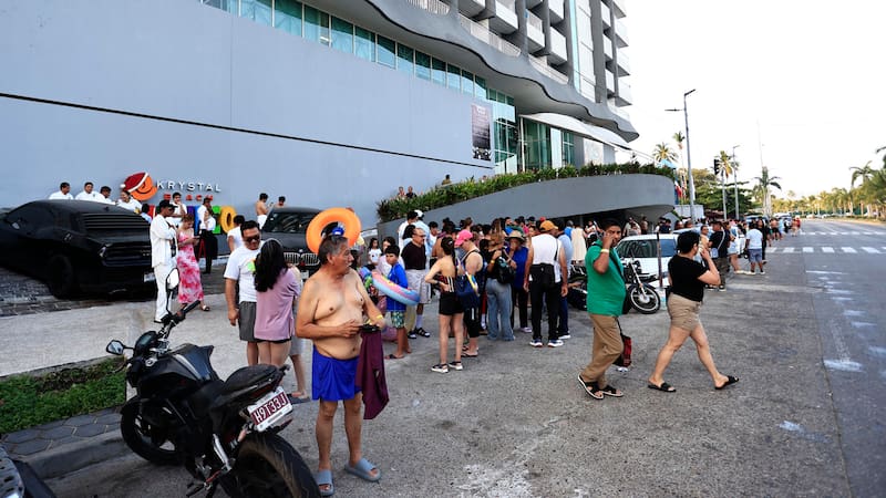 MEX6411. CIUDAD DE MÉXICO (MÉXICO), 02/01/2026.- Turistas salen de un hotel tras un sismo este viernes, en Acapulco (México). Un sismo de magnitud 6,5 en la escala Richter se registró en México a las 7.58 hora local (13.58 GMT), según informó el Servicio Sismológico Nacional. EFE/ David Guzmán