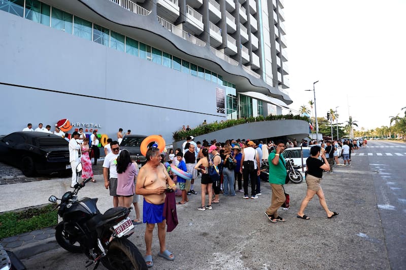 MEX6411. CIUDAD DE MÉXICO (MÉXICO), 02/01/2026.- Turistas salen de un hotel tras un sismo este viernes, en Acapulco (México). Un sismo de magnitud 6,5 en la escala Richter se registró en México a las 7.58 hora local (13.58 GMT), según informó el Servicio Sismológico Nacional. EFE/ David Guzmán