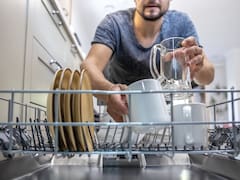 Por qué colocar vinagre blanco y bicarbonato de sodio dentro del lavavajillas: para qué lo recomiendan y para qué sirve