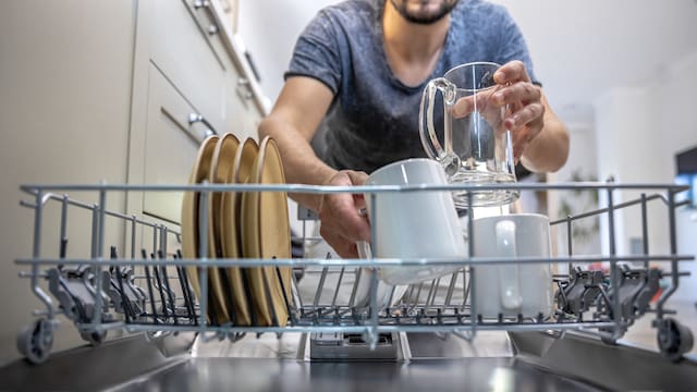 Por qué colocar vinagre blanco y bicarbonato de sodio dentro del lavavajillas: para qué lo recomiendan y para qué sirve