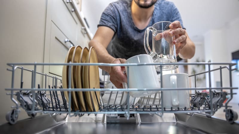 La Universidad de Illinois recomienda una técnica de limpieza casera para este artefacto del hogar, y advierte seguir las instrucciones del fabricante del aparato.