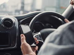 Por normativa del Reglamento de Tránsito, se multará a los conductores que usen el celular al manejar: cuánto cuesta la sanción