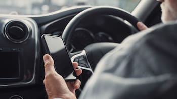 Por normativa del Reglamento de Tránsito, se multará a los conductores que usen el celular al manejar: cuánto cuesta la sanción