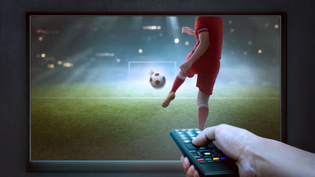 Un hombre es despedido tras pasar 57 horas laborales viendo fútbol y denuncia a la empresa para reclamar una mayor liquidación