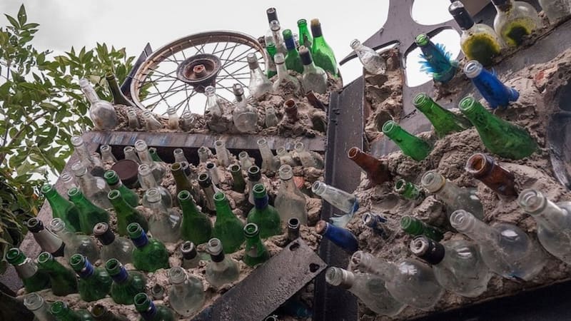 Un hombre juntó 6 millones de botellas de vidrio para levantar su casa. 30 años después convirtió su hogar en una fortaleza de más de 10 metros