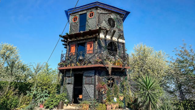 Un hombre juntó 6 millones de botellas de vidrio para levantar su casa. 30 años después convirtió su hogar en una fortaleza de más de 10 metros