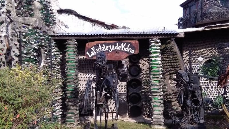 Un hombre juntó 6 millones de botellas de vidrio para levantar su casa. 30 años después convirtió su hogar en una fortaleza de más de 10 metros