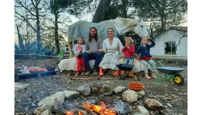 Un matrimonio quiso vivir solo con paneles solares, agua de pozo y el Gobierno decidió quitarle a sus hijos