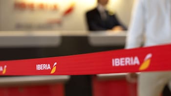 Un pasajero de Iberia vio cómo un hombre hacía llorar a la azafata y decidió actuar: “No hace falta comportarse como un idiota”