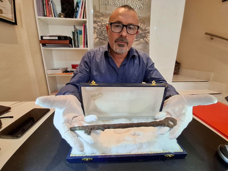 José Antonio Fernández, perito judicial en arqueología y escritor, ha descubierto, en una maleta comprada en un rastro malagueño.