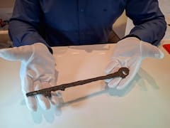 Descubren una antigua llave que podría ser nazarí y pertenecer a la Alhambra: estaba oculta en el doble fondo de una maleta