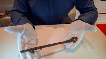 Descubren una antigua llave que podría ser nazarí y pertenecer a la Alhambra: estaba oculta en el doble fondo de una maleta