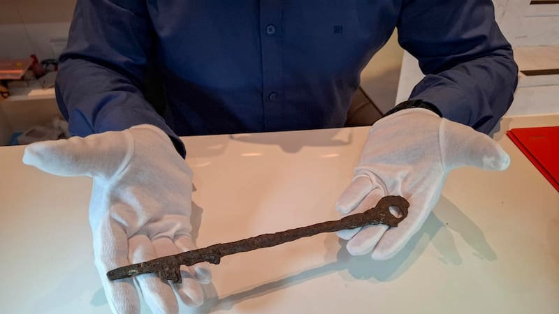 Descubren una antigua llave que podría ser nazarí y pertenecer a la Alhambra: estaba oculta en el doble fondo de una maleta.