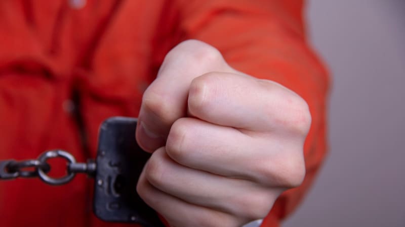 Un político propone reducir la edad de imputabilidad a los 12 años y endurecer las penas.