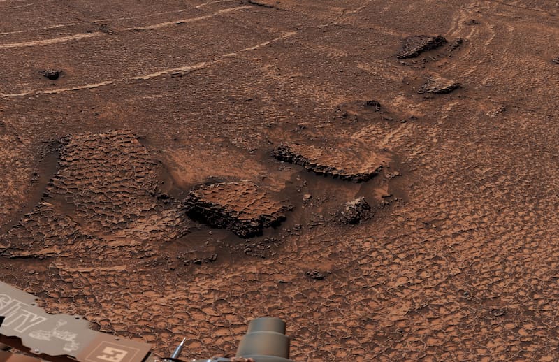 Un primer plano de las fracturas poligonales descubiertas por el róver Curiosity de la NASA destaca sus texturas similares a un panal de abejas.